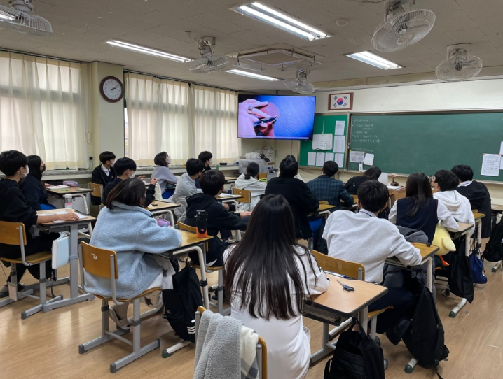 부명중학교 생활공예가 이론수업 및 가죽 카드지갑 만들기 방문체험학습, 진로직업체...